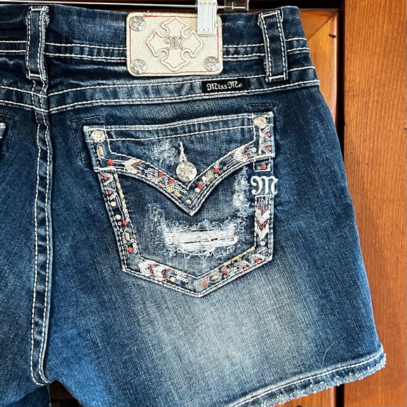 MISS ME: Embellished Distressed Back Pockets Curvy Shorts - Picture 2 of 8